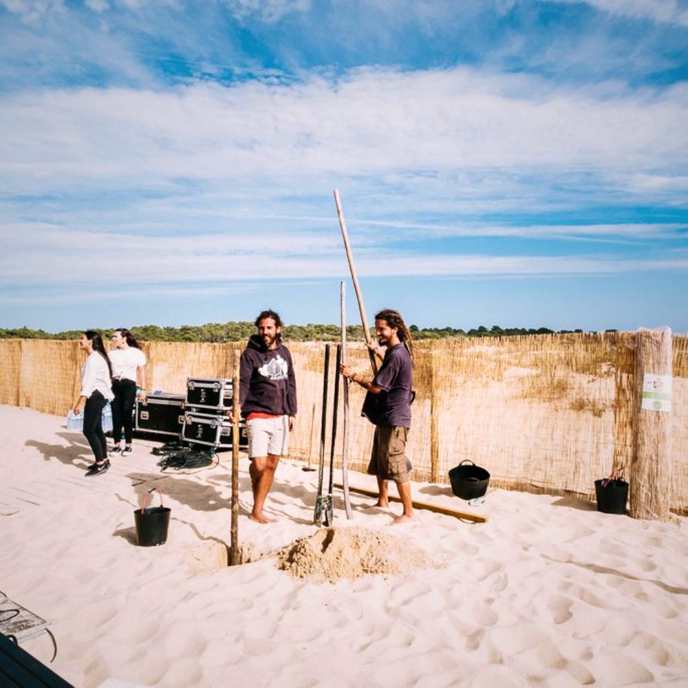 Evento na praia ao pôr do sol