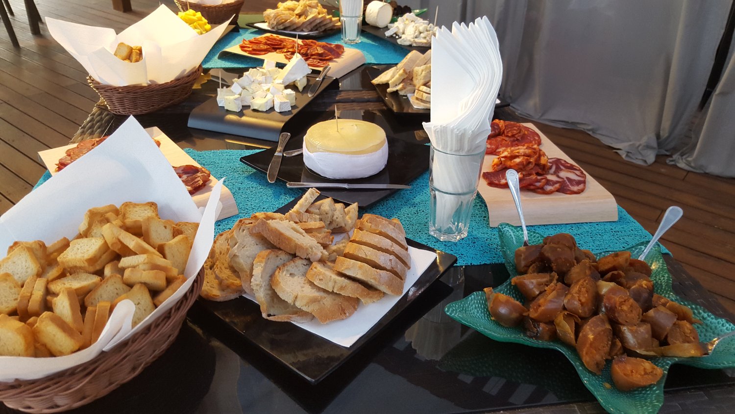 Mesa de petiscos alentejanos com queijos, enchidos e pão
