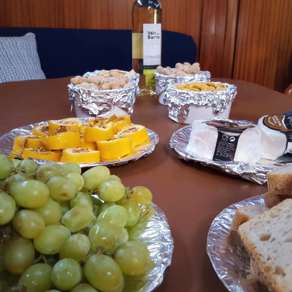 Petiscos e vinho a bordo de um barco