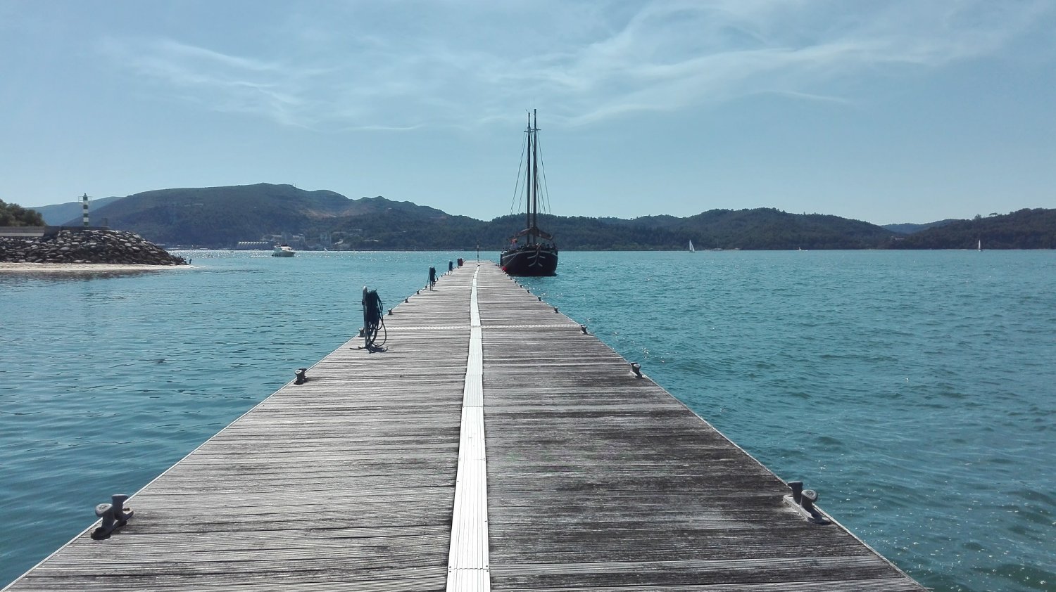 Cais de madeira a entrar pela água ao estilo da Carrasqueira